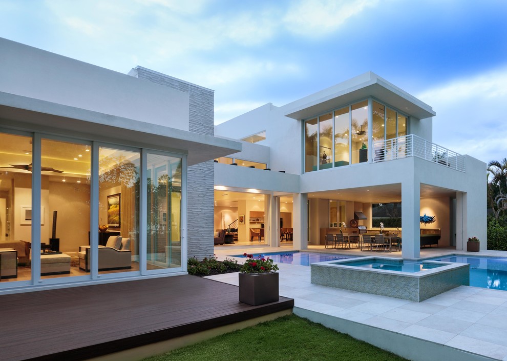Großer, Gefliester Moderner Pool hinter dem Haus in L-Form in Miami