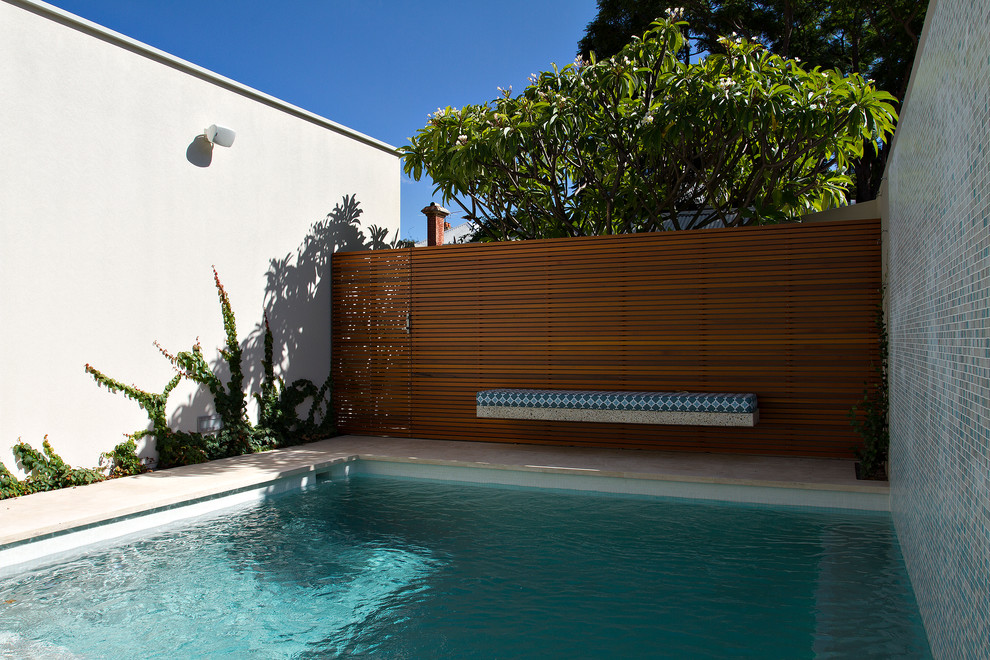 На фото: бассейн на внутреннем дворе в современном стиле с забором