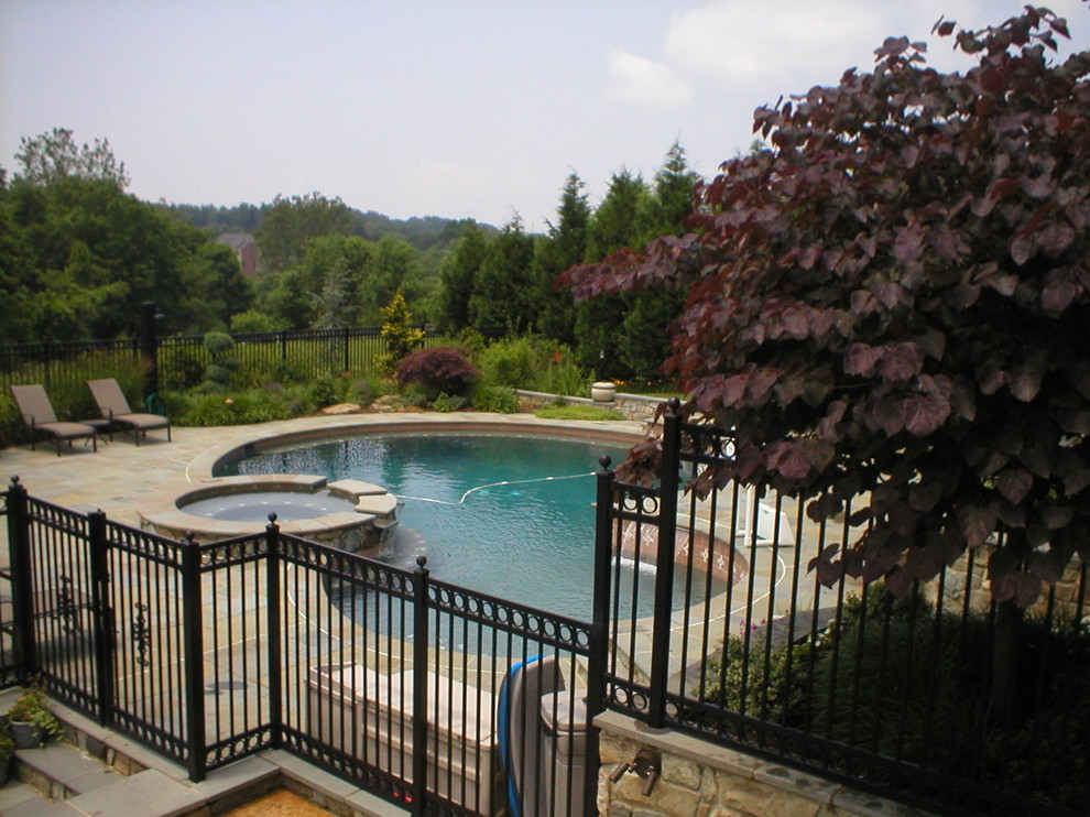 Esempio di una piscina naturale chic personalizzata in cortile con una vasca idromassaggio e piastrelle