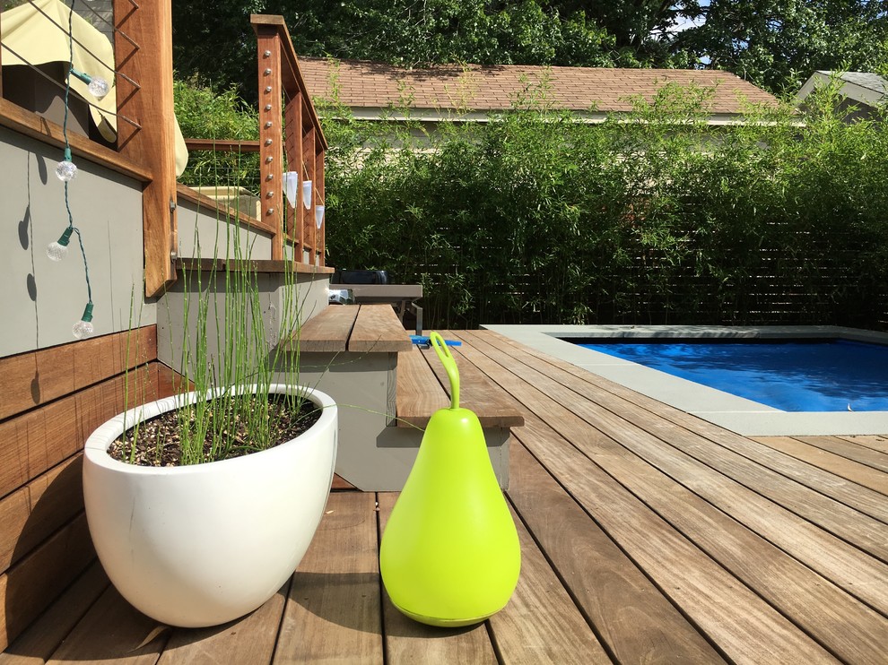 Foto di una piscina fuori terra minimalista personalizzata davanti casa e di medie dimensioni con fontane e pedane