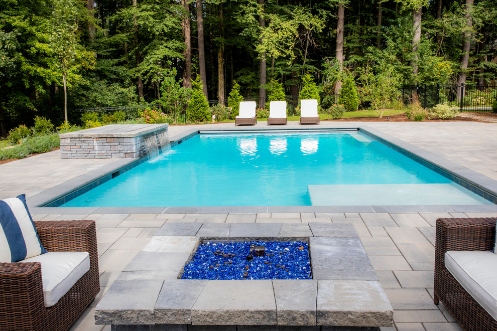 Ejemplo de piscina alargada actual rectangular en patio trasero