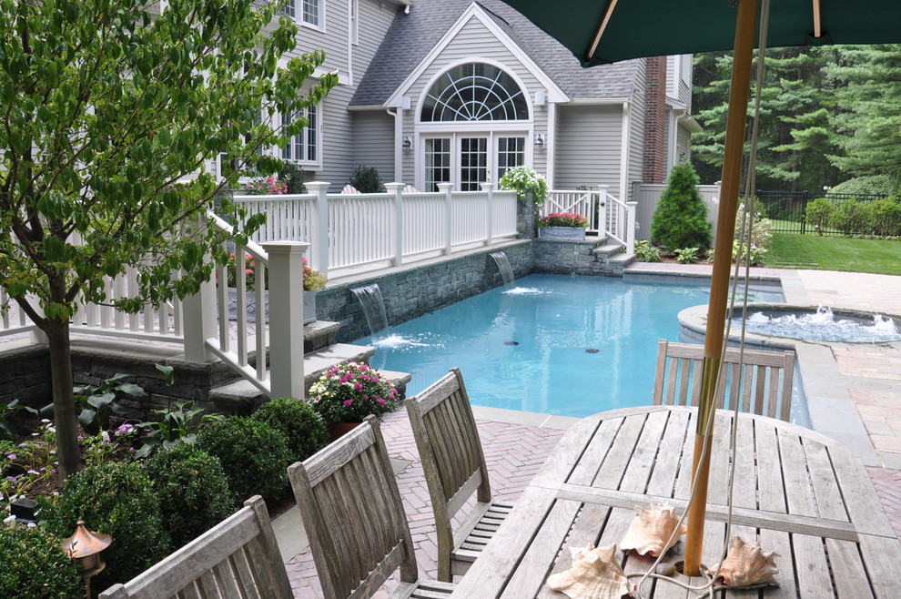 Пример оригинального дизайна: спортивный, прямоугольный бассейн среднего размера на заднем дворе в классическом стиле с джакузи и мощением клинкерной брусчаткой