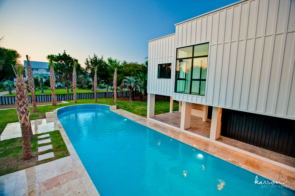 This is an example of a modern swimming pool in Charleston.
