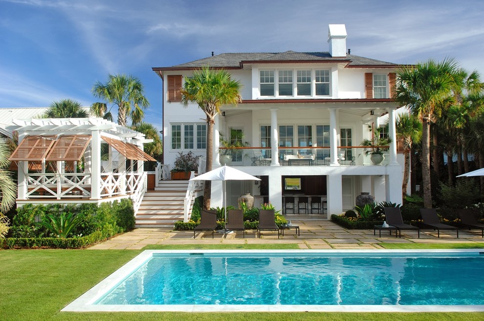 Großer Maritimer Pool hinter dem Haus in rechteckiger Form mit Natursteinplatten in Charleston