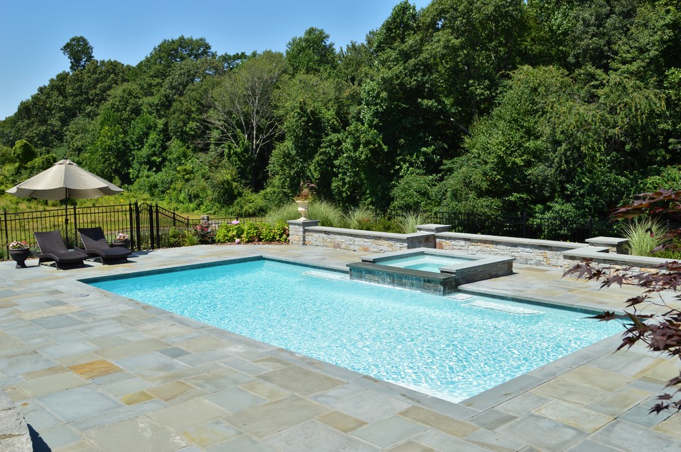 Идея дизайна: большой бассейн произвольной формы на заднем дворе в классическом стиле с джакузи и покрытием из декоративного бетона