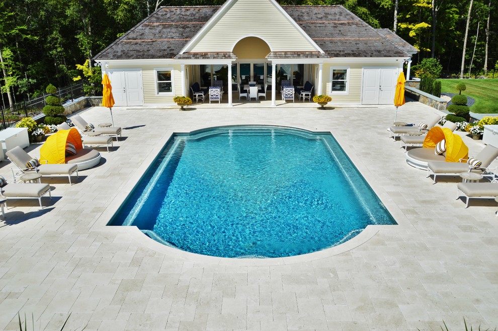 Foto på en stor vintage pool på baksidan av huset, med spabad och stämplad betong