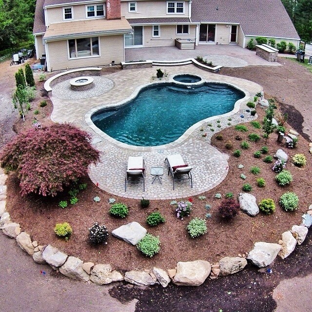 Foto de piscinas y jacuzzis clásicos grandes a medida en patio trasero con suelo de hormigón estampado