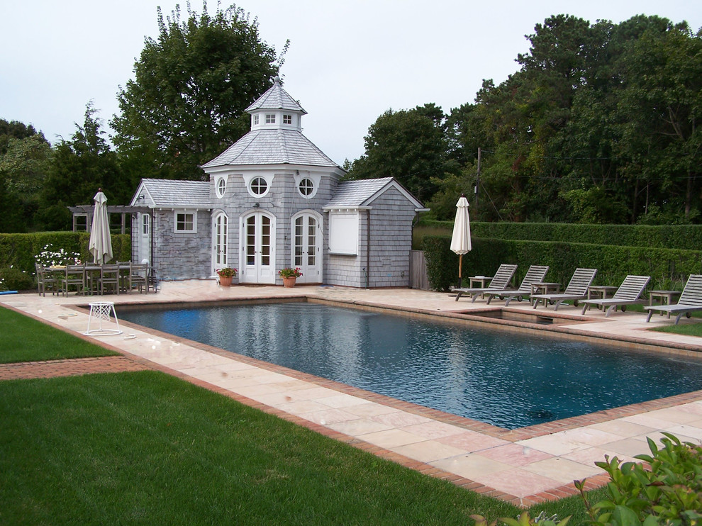 Идея дизайна: прямоугольный бассейн на заднем дворе в морском стиле с домиком у бассейна и покрытием из каменной брусчатки
