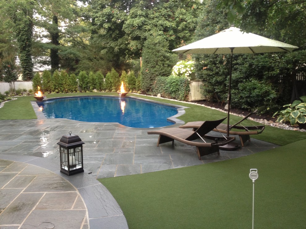 Idee per una piscina tradizionale personalizzata di medie dimensioni e dietro casa con fontane e pavimentazioni in pietra naturale