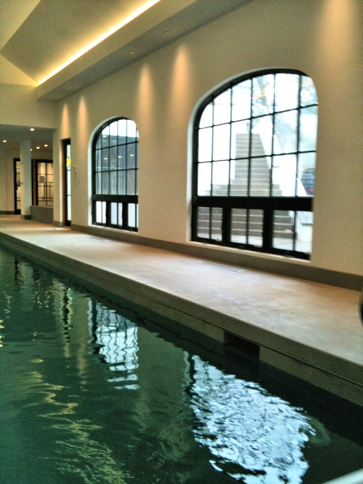 Modelo de casa de la piscina y piscina alargada minimalista extra grande interior y rectangular con adoquines de piedra natural