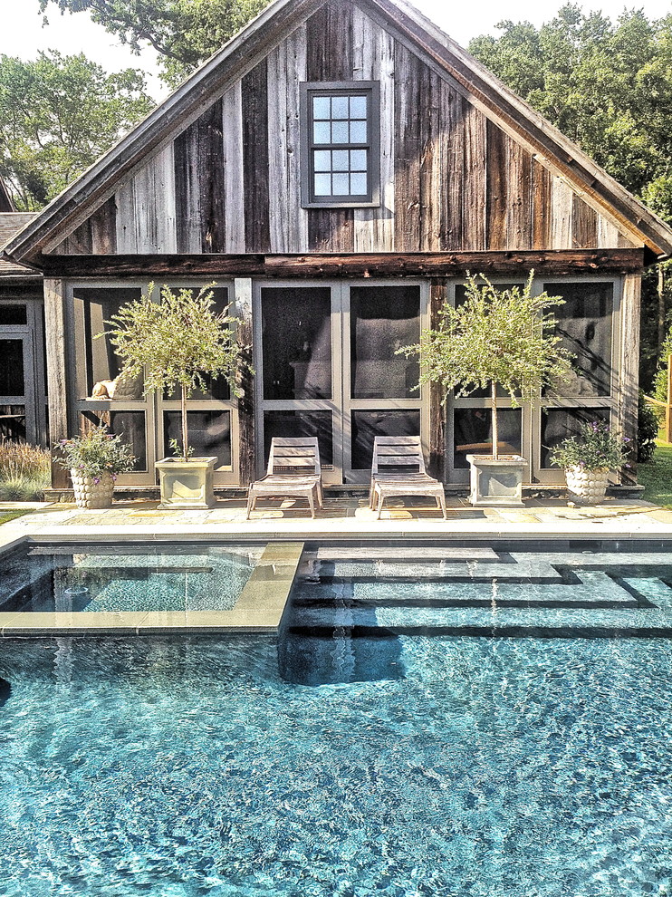Diseño de piscinas y jacuzzis clásicos grandes rectangulares en patio trasero