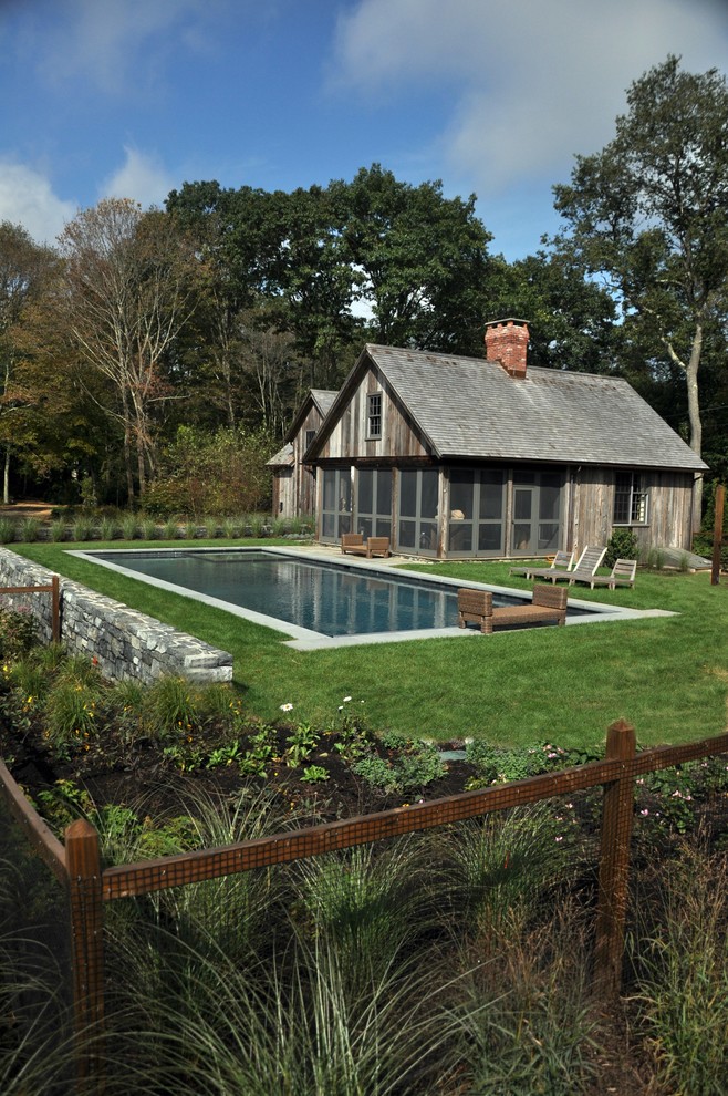 Diseño de piscinas y jacuzzis tradicionales grandes rectangulares en patio trasero