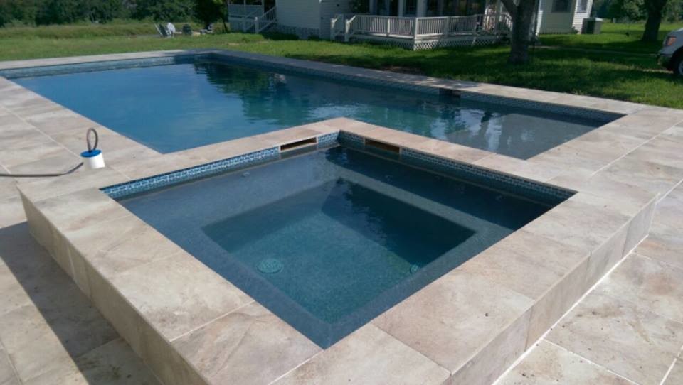 Источник вдохновения для домашнего уюта: большой спортивный, прямоугольный бассейн на заднем дворе в современном стиле с джакузи и покрытием из каменной брусчатки