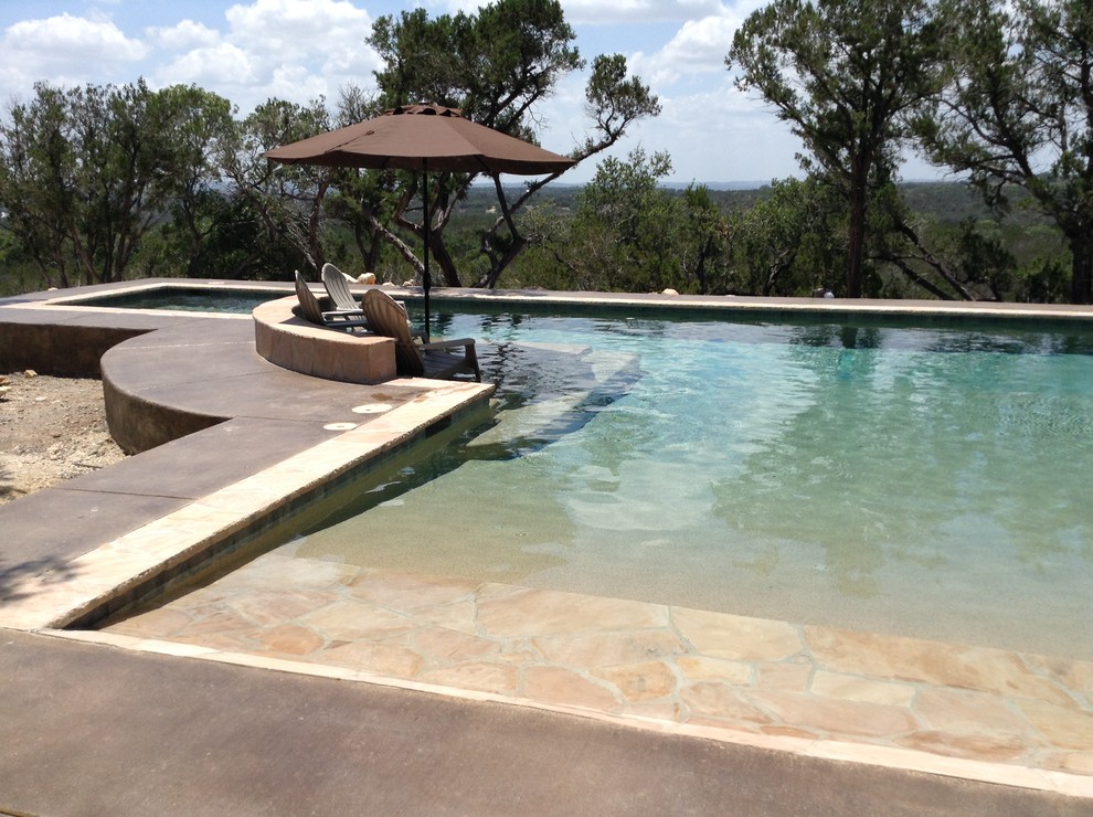 Modelo de piscinas y jacuzzis alargados minimalistas grandes a medida en patio trasero con entablado