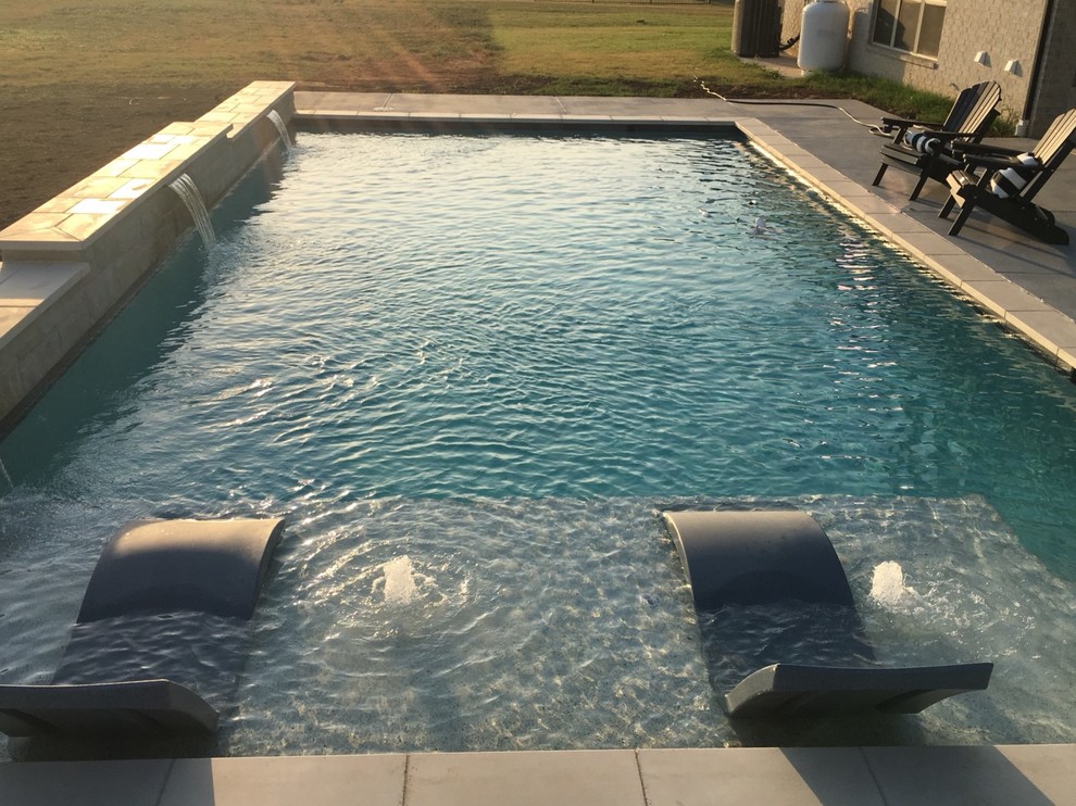 Idée de décoration pour une piscine arrière minimaliste de taille moyenne et rectangle avec du béton estampé.