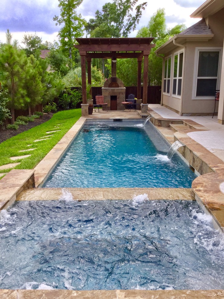 Imagen de piscinas y jacuzzis alargados tradicionales de tamaño medio rectangulares en patio trasero con adoquines de piedra natural
