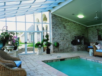 Foto de piscina alargada tradicional renovada grande interior y rectangular con suelo de baldosas