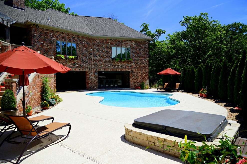 Exempel på en klassisk pool på baksidan av huset, med betongplatta