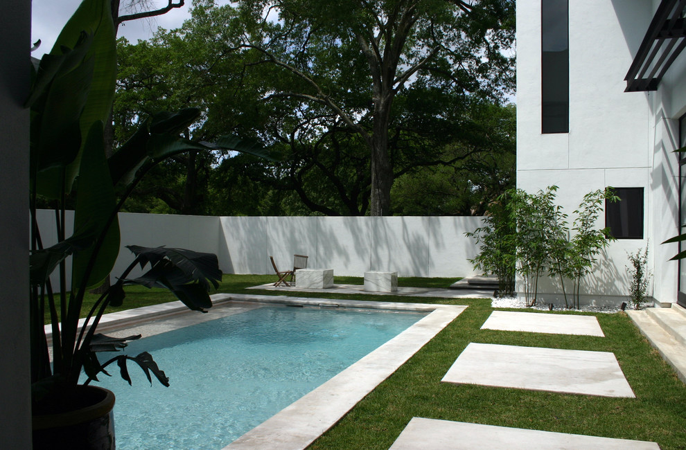 Diseño de piscina minimalista, rectangular, con adoquines de hormigón