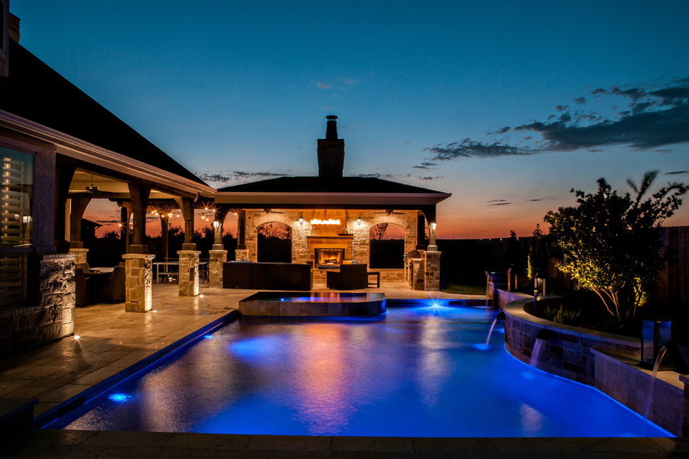 Ejemplo de piscinas y jacuzzis alargados minimalistas grandes a medida en patio trasero con adoquines de piedra natural
