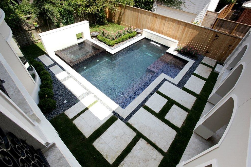 Diseño de piscinas y jacuzzis alargados minimalistas grandes a medida en patio trasero con suelo de hormigón estampado