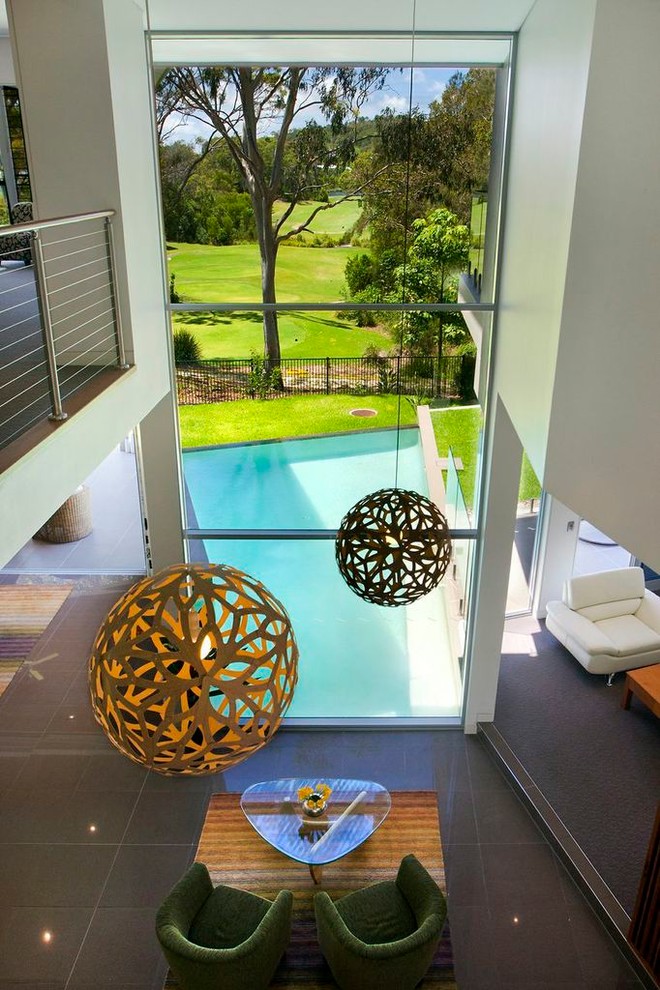 Großer, Gefliester Moderner Infinity-Pool hinter dem Haus in individueller Form in Sunshine Coast