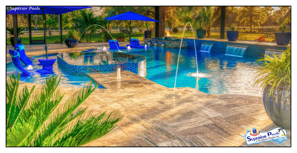 Geräumiger Pool hinter dem Haus in individueller Form mit Dielen in Tampa