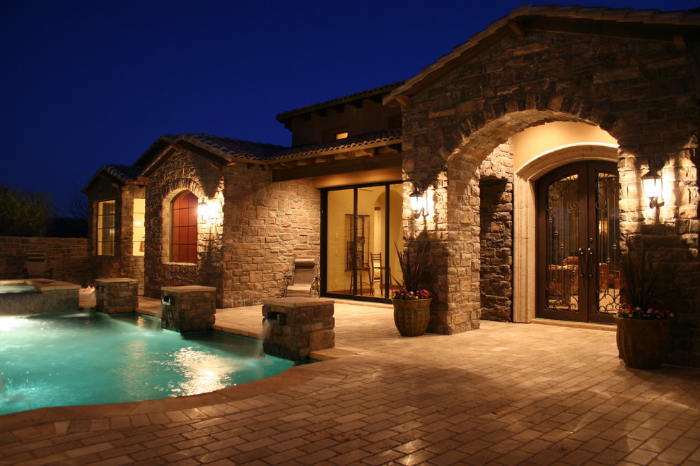 Mittelgroßer Rustikaler Pool hinter dem Haus in individueller Form mit Pflastersteinen in Phoenix