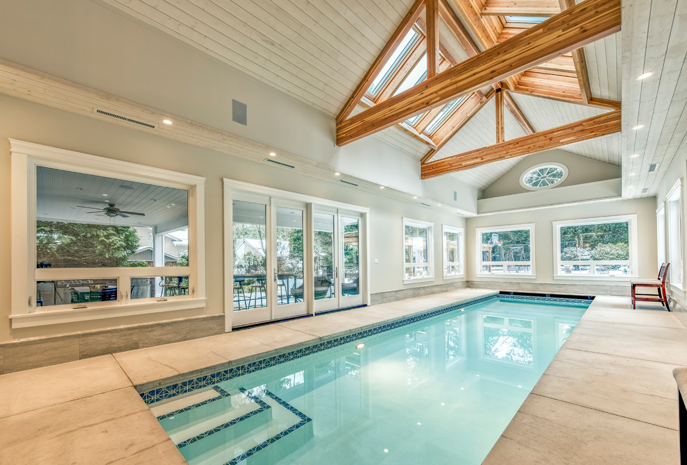 Foto de casa de la piscina y piscina alargada tradicional grande interior y rectangular con losas de hormigón