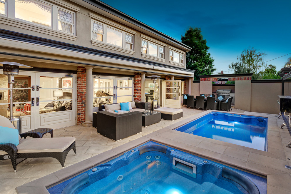 Foto de casa de la piscina y piscina infinita clásica grande rectangular en patio con adoquines de hormigón