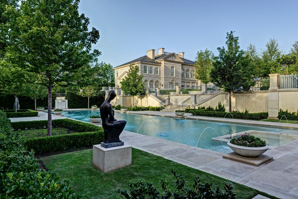 Пример оригинального дизайна: большой прямоугольный бассейн на заднем дворе в классическом стиле с фонтаном