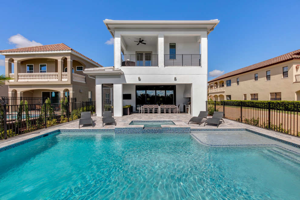 Großer, Gefliester Moderner Pool hinter dem Haus in rechteckiger Form in Orlando