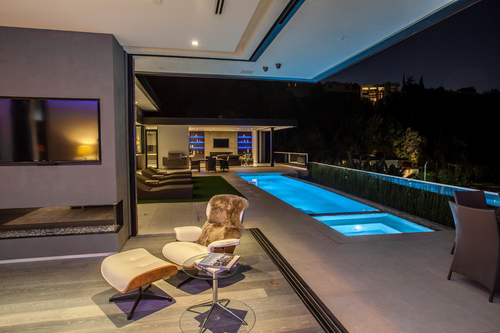 This is an example of a modern swimming pool in Los Angeles.