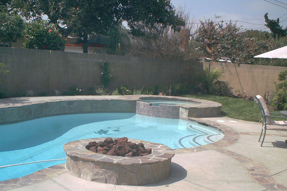 Idée de décoration pour une piscine tradition.
