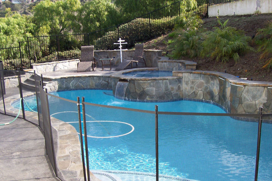 Foto de piscinas y jacuzzis alargados clásicos de tamaño medio a medida en patio trasero con losas de hormigón