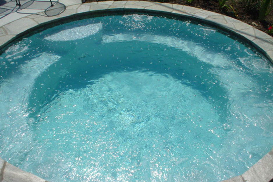 Foto di una piscina monocorsia tradizionale di medie dimensioni e dietro casa con una vasca idromassaggio