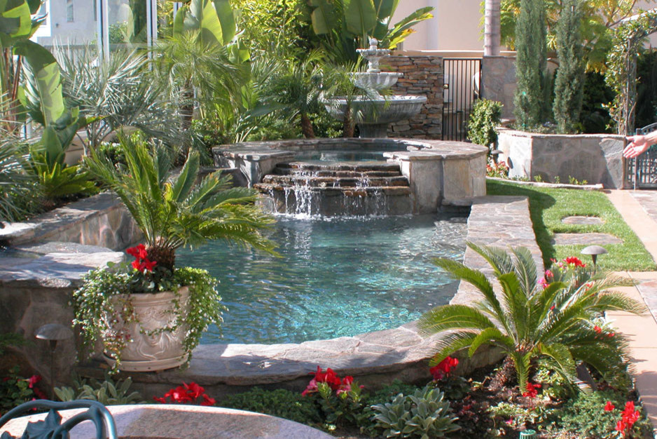 Imagen de piscinas y jacuzzis alargados clásicos pequeños rectangulares en patio trasero con losas de hormigón