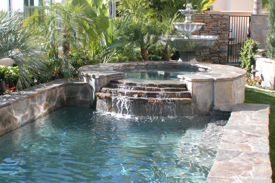 Modelo de piscinas y jacuzzis alargados tradicionales pequeños rectangulares en patio trasero con losas de hormigón