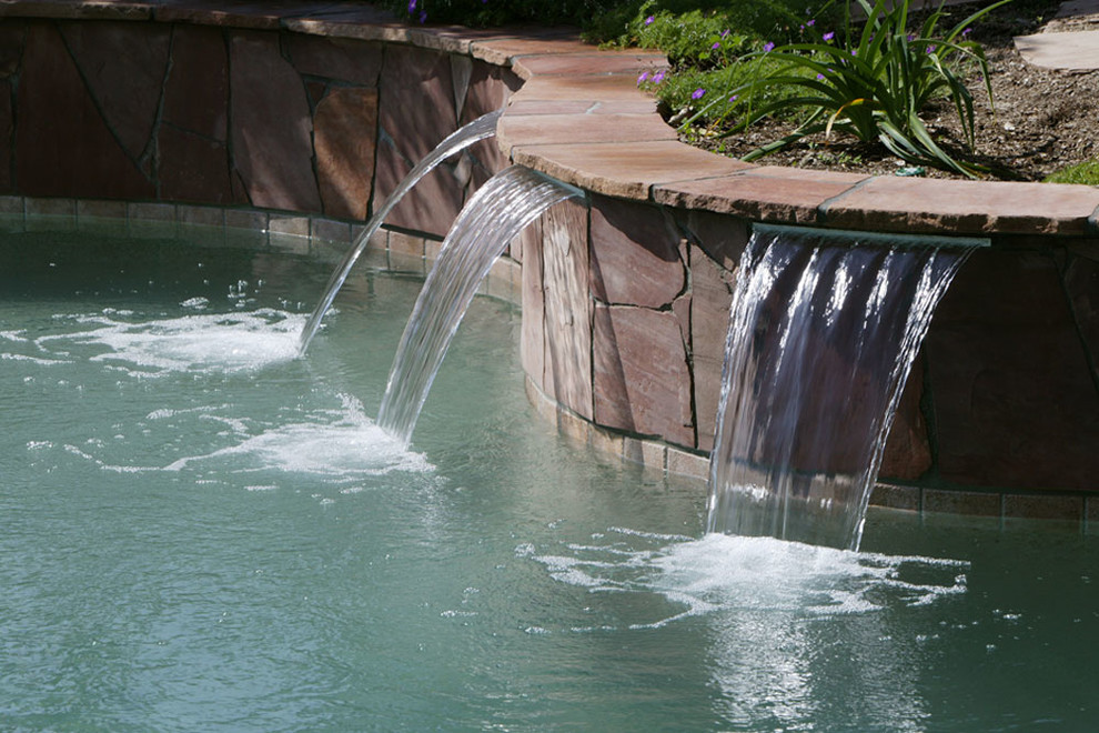 Idée de décoration pour un couloir de nage arrière tradition de taille moyenne avec un point d'eau et des pavés en pierre naturelle.