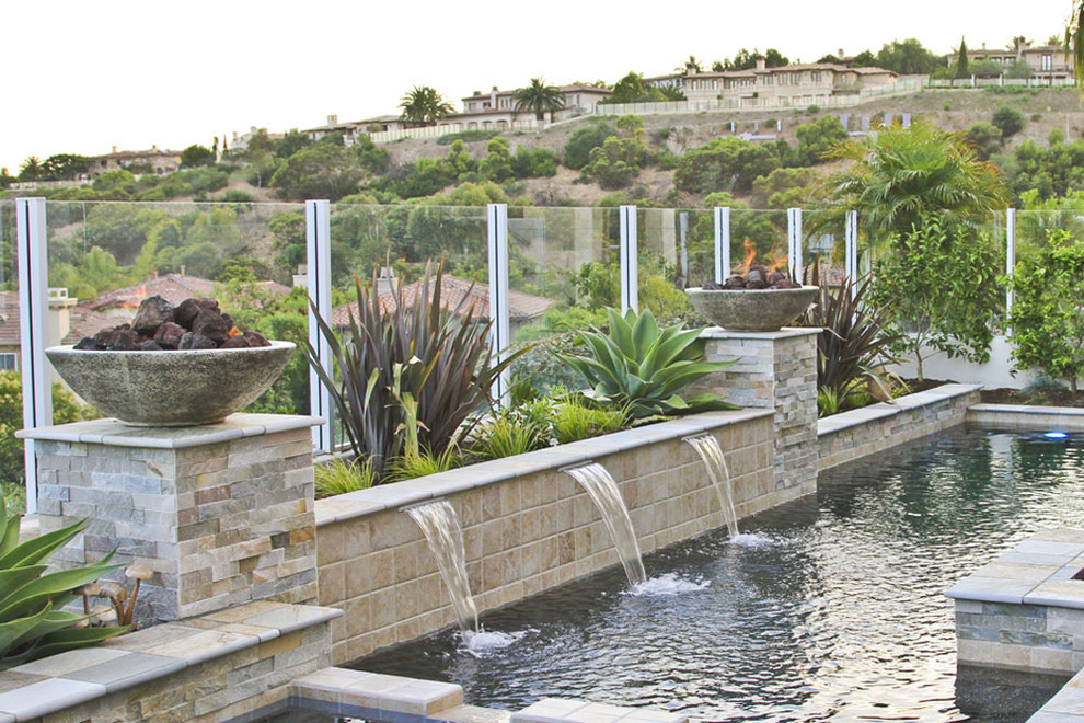 Idee per una piscina monocorsia chic a "L" di medie dimensioni e dietro casa con fontane e pavimentazioni in pietra naturale