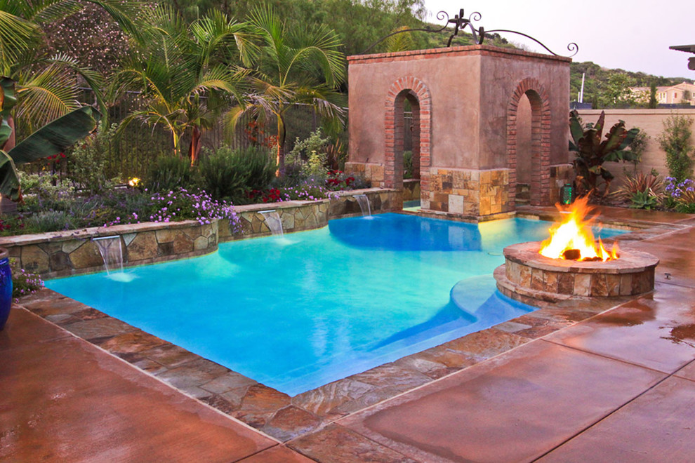 Mittelgroßer Mediterraner Pool hinter dem Haus in individueller Form mit Natursteinplatten in Orange County