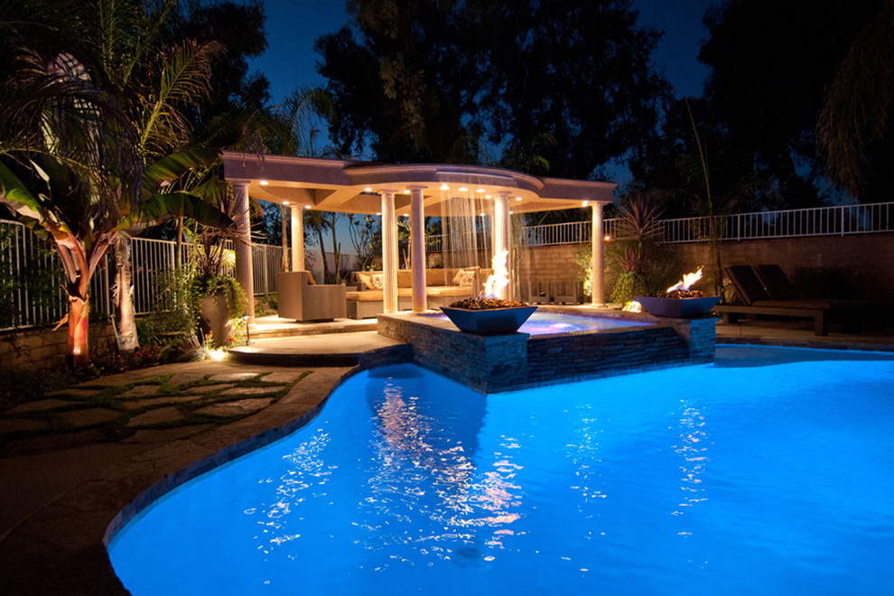 Großer Klassischer Pool hinter dem Haus in individueller Form mit Natursteinplatten in Orange County