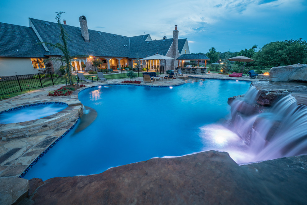 Foto de piscina con fuente natural clásica renovada extra grande a medida en patio trasero con adoquines de piedra natural