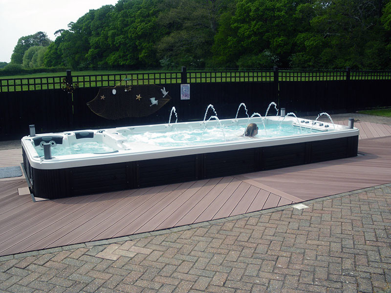Ejemplo de piscinas y jacuzzis elevados tradicionales de tamaño medio rectangulares en patio trasero con entablado