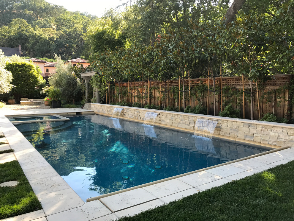Источник вдохновения для домашнего уюта: большой спортивный, прямоугольный бассейн на заднем дворе в стиле модернизм с покрытием из каменной брусчатки и забором