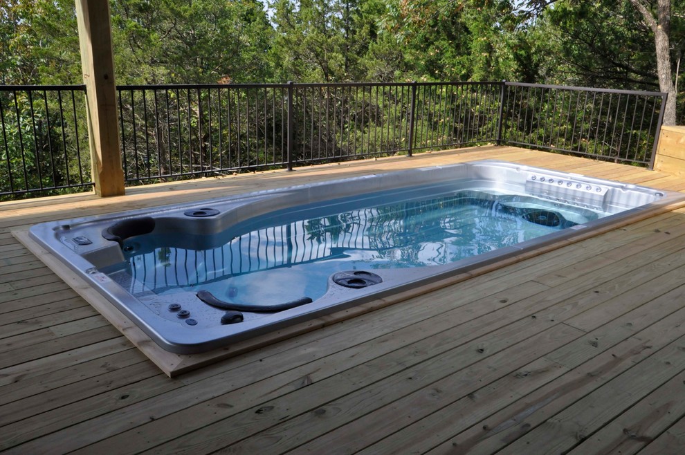 Diseño de piscinas y jacuzzis rústicos pequeños rectangulares en patio trasero con entablado