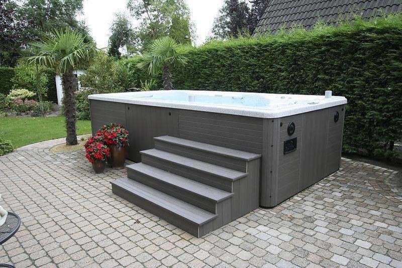 Diseño de piscinas y jacuzzis elevados clásicos grandes rectangulares en patio trasero con entablado