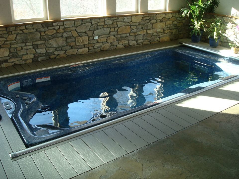 Exemple d'une grande piscine hors-sol et arrière chic rectangle avec un bain bouillonnant et une terrasse en bois.