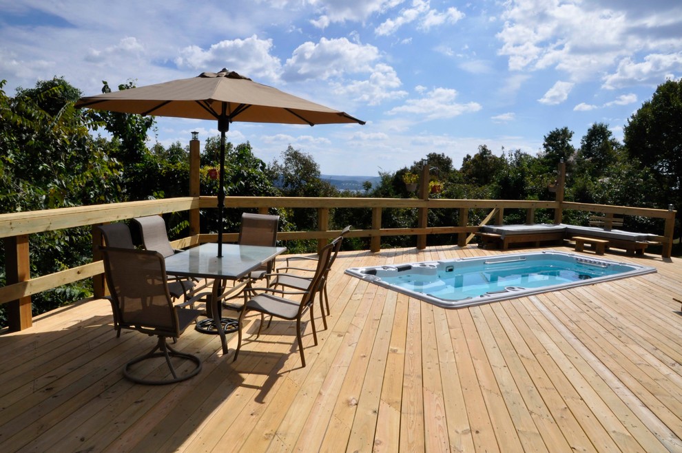 Immagine di una piscina monocorsia design rettangolare di medie dimensioni e dietro casa con una vasca idromassaggio e pedane