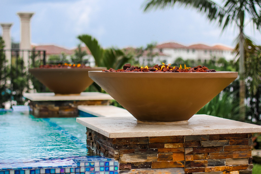 Ispirazione per una piccola piscina fuori terra moderna personalizzata dietro casa con una vasca idromassaggio e pavimentazioni in pietra naturale
